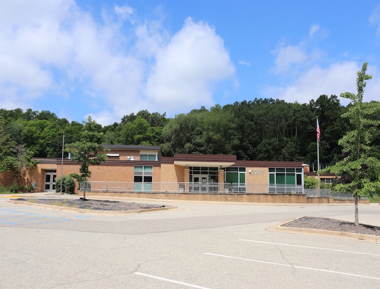 the front of thornapple elementary